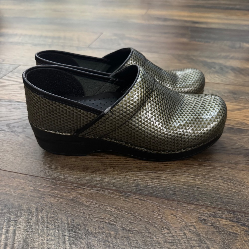 Dansko Professional Clogs Olive Gold Metallic Geometric Textured Size 39 US8.5-9